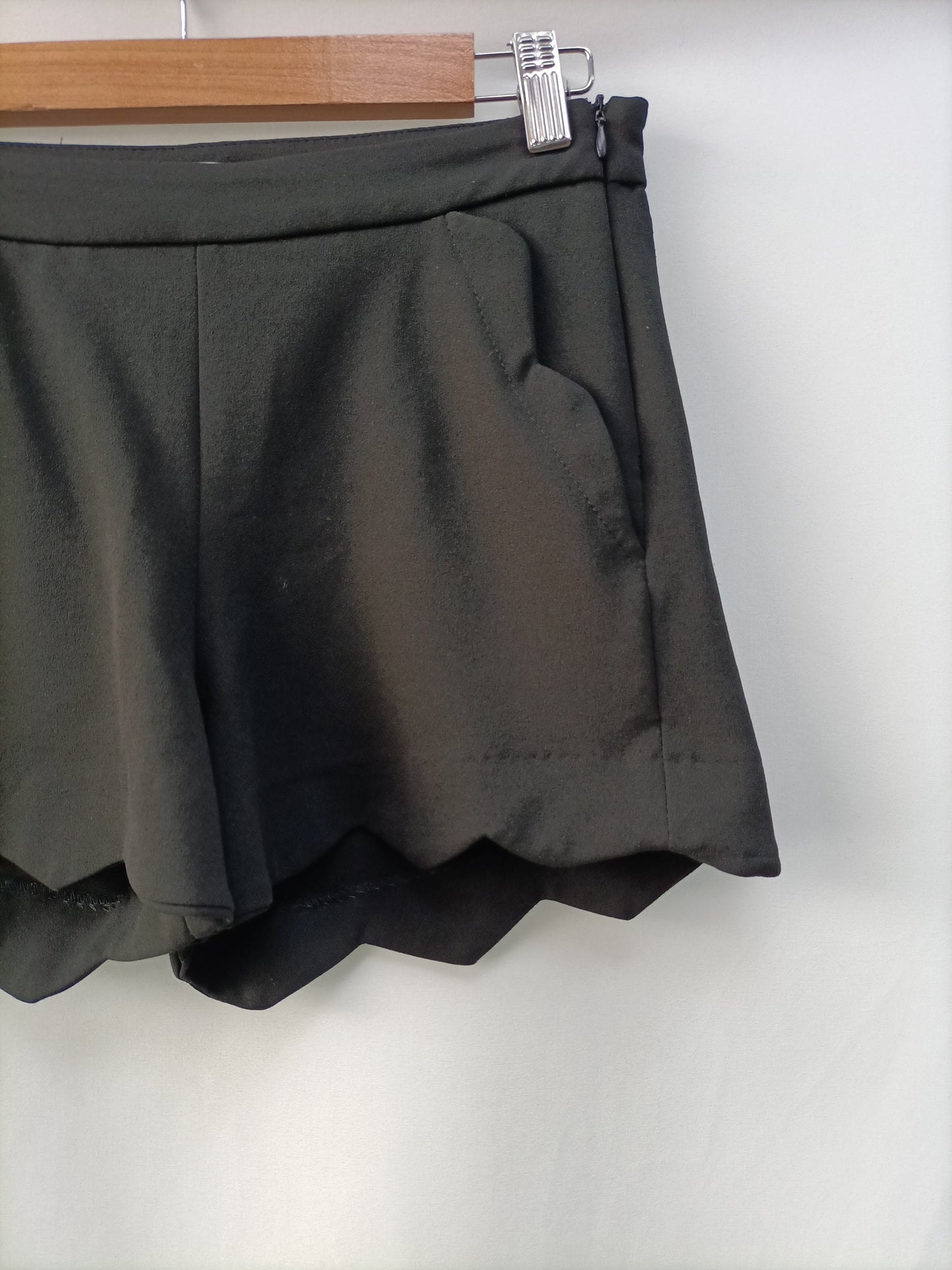 RELISH.  Pantalón corto negro T.40