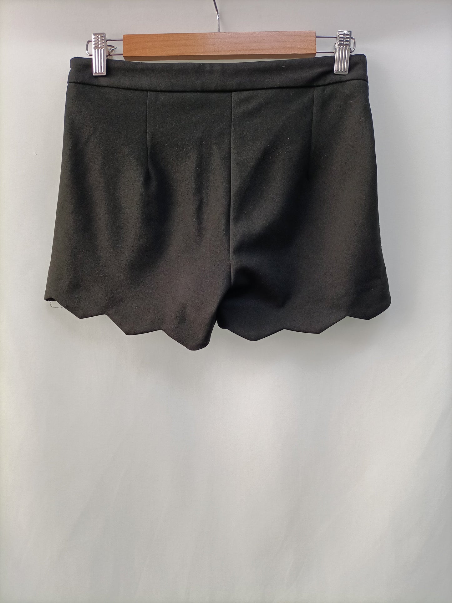 RELISH.  Pantalón corto negro T.40