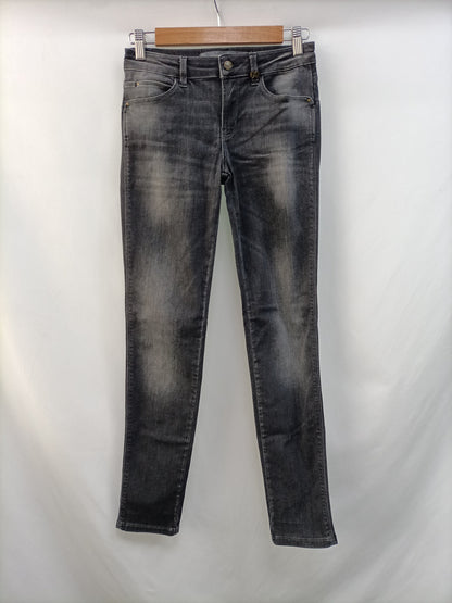 GUESS. Pantalón gris denim T.27