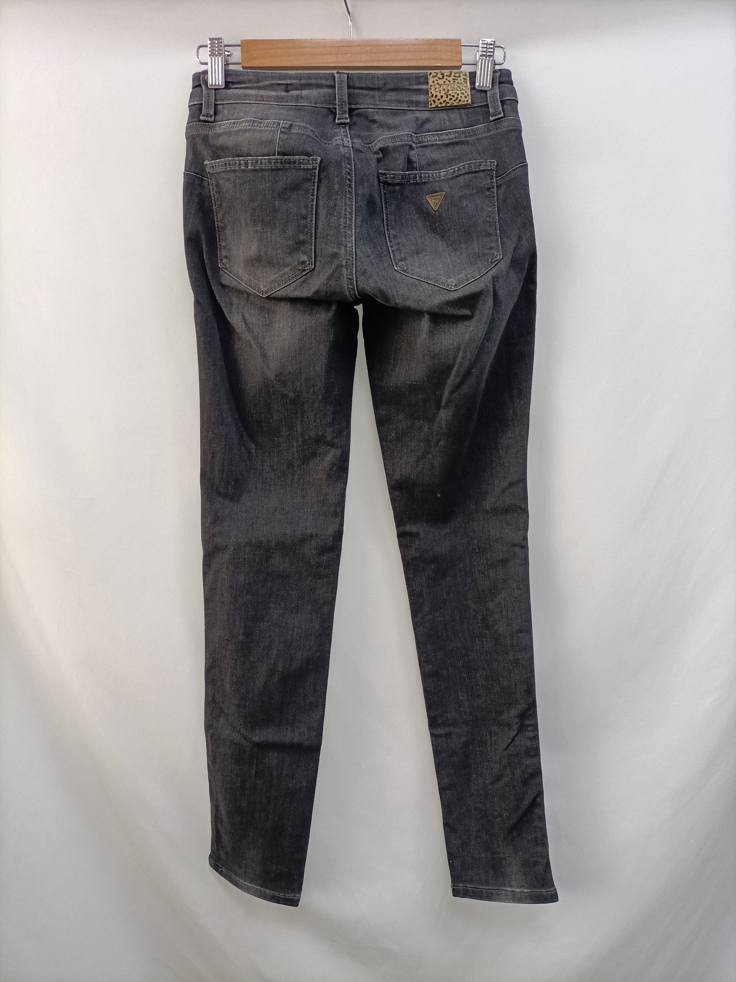 GUESS. Pantalón gris denim T.27