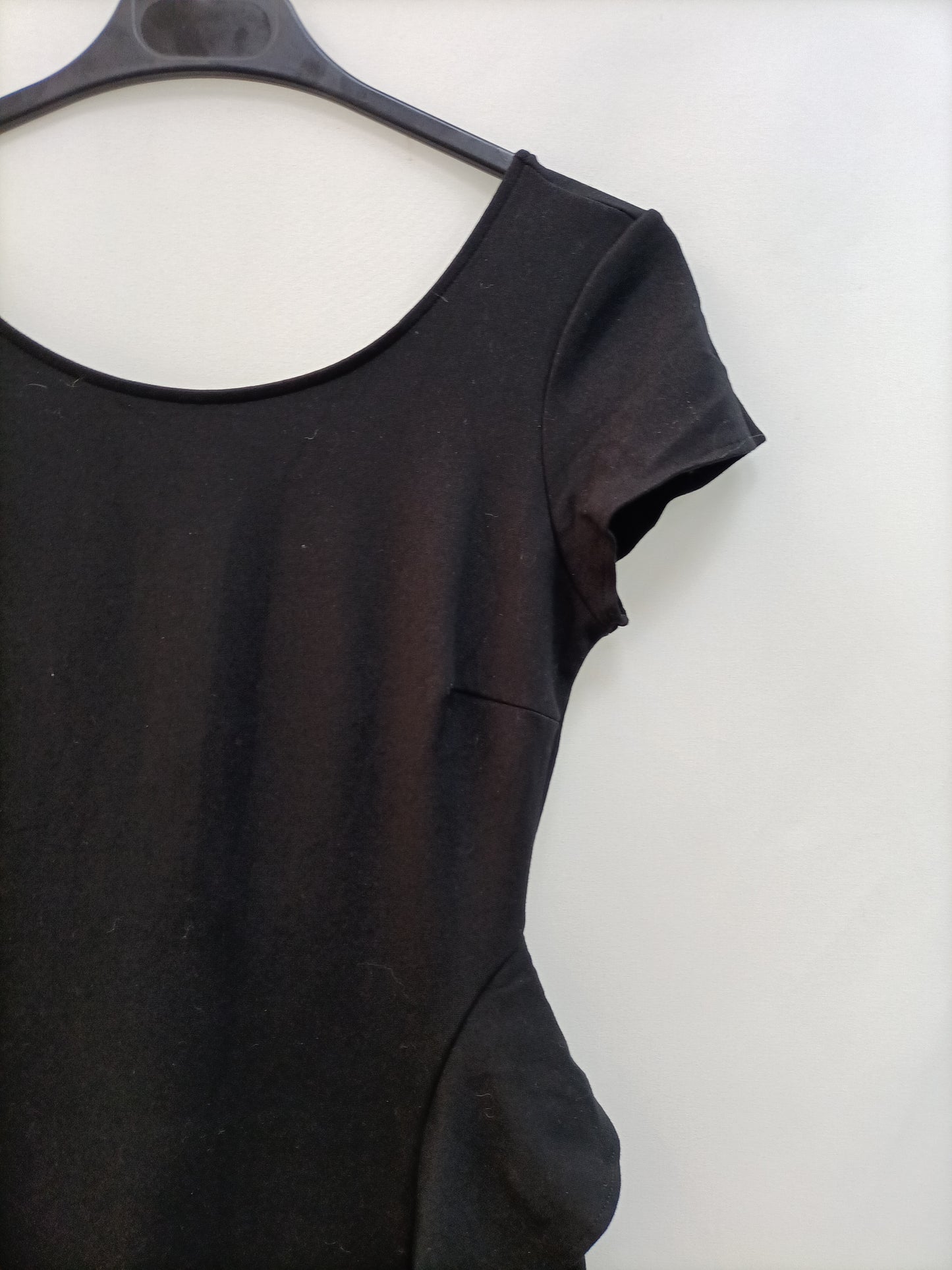 ZARA. Vestido corto negro volantes T.m