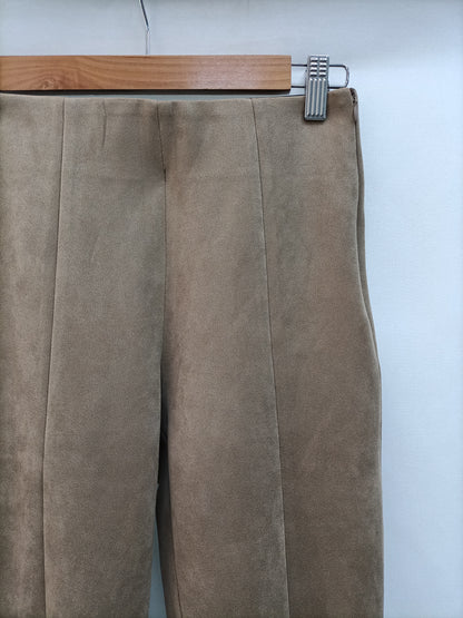 ZARA. Pantalón antelina beige T.s