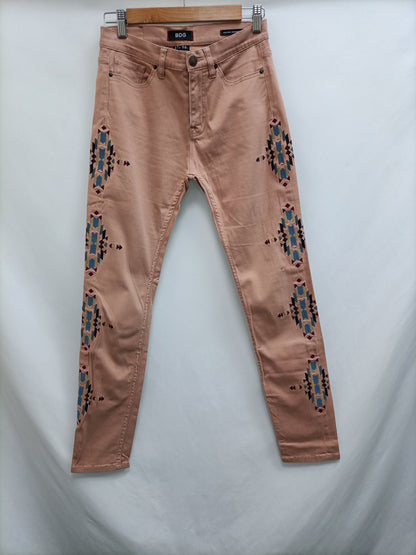 URBAN OUTFITTERS. Pantalón rosa bordados T.38