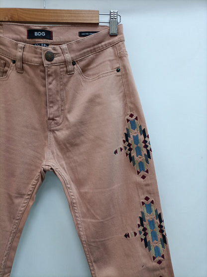 URBAN OUTFITTERS. Pantalón rosa bordados T.38