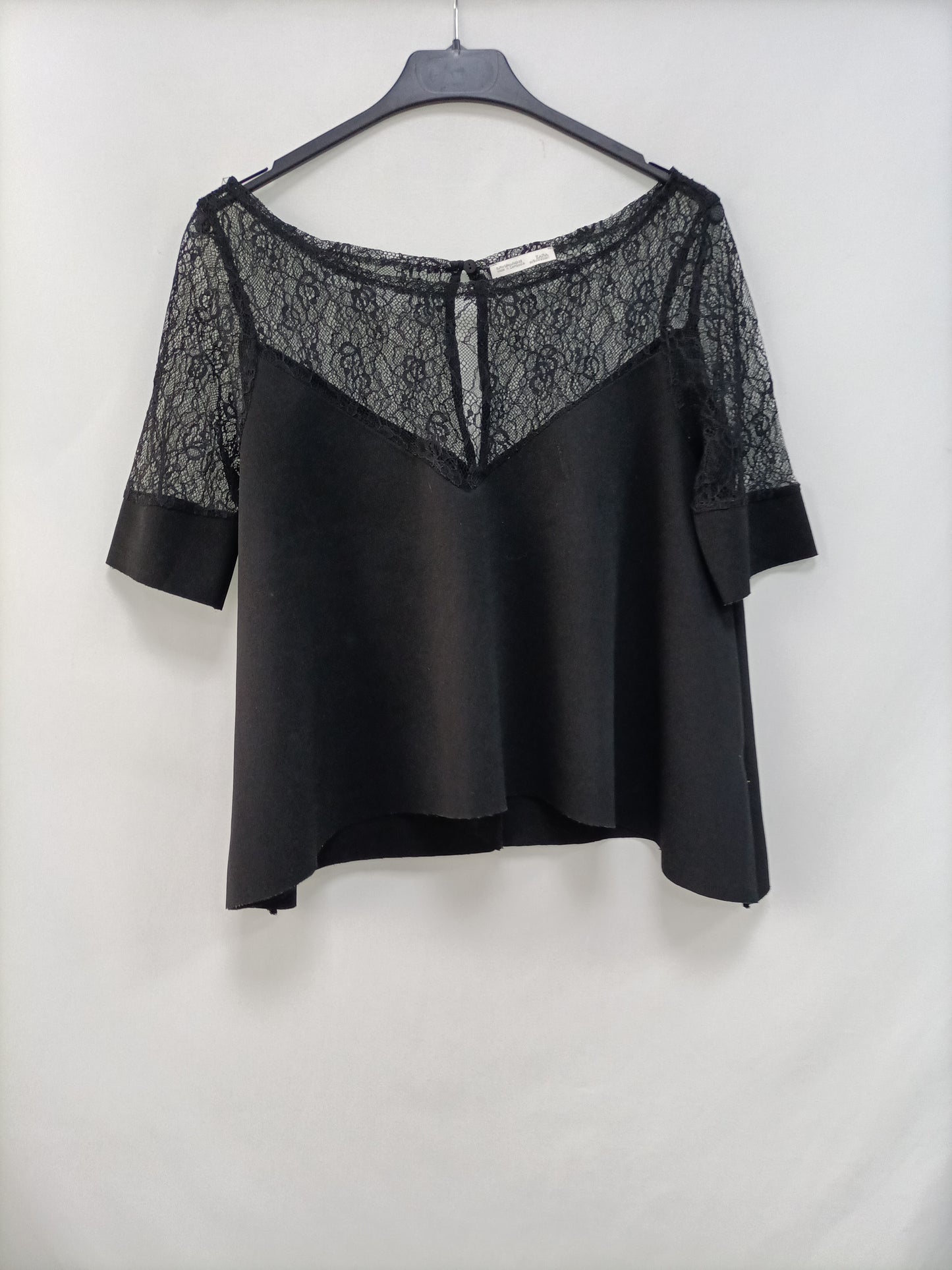 ZARA. Top negro encaje T.m