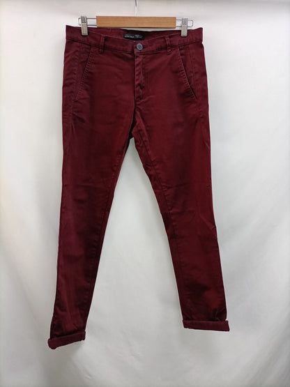 ZARA. Pantalón chino burdeos T.38