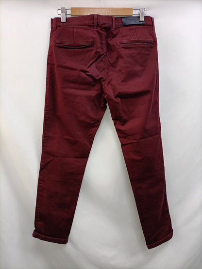 ZARA. Pantalón chino burdeos T.38