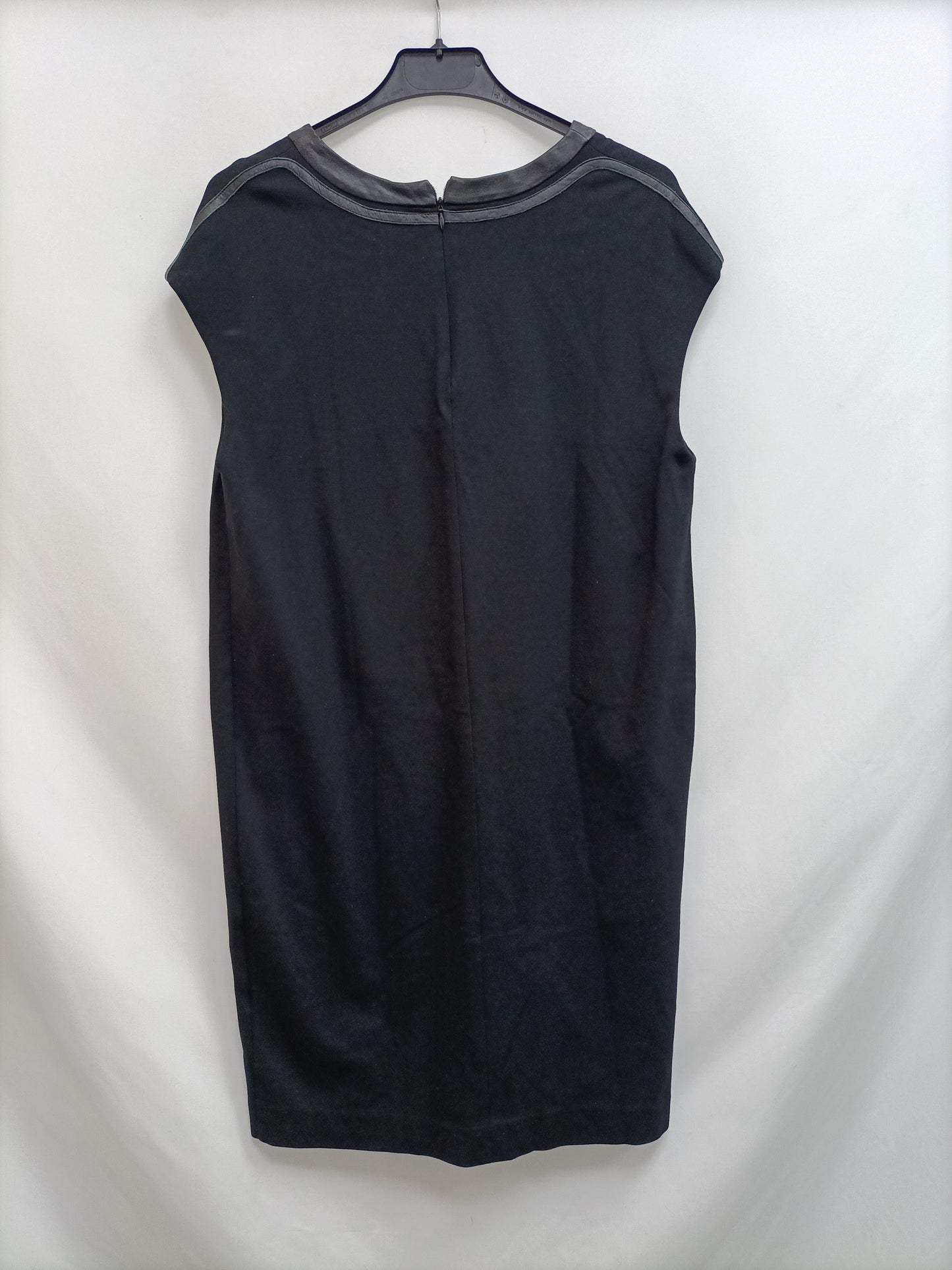 MASSIMO DUTTI. Vestido negro cuello piel T.s