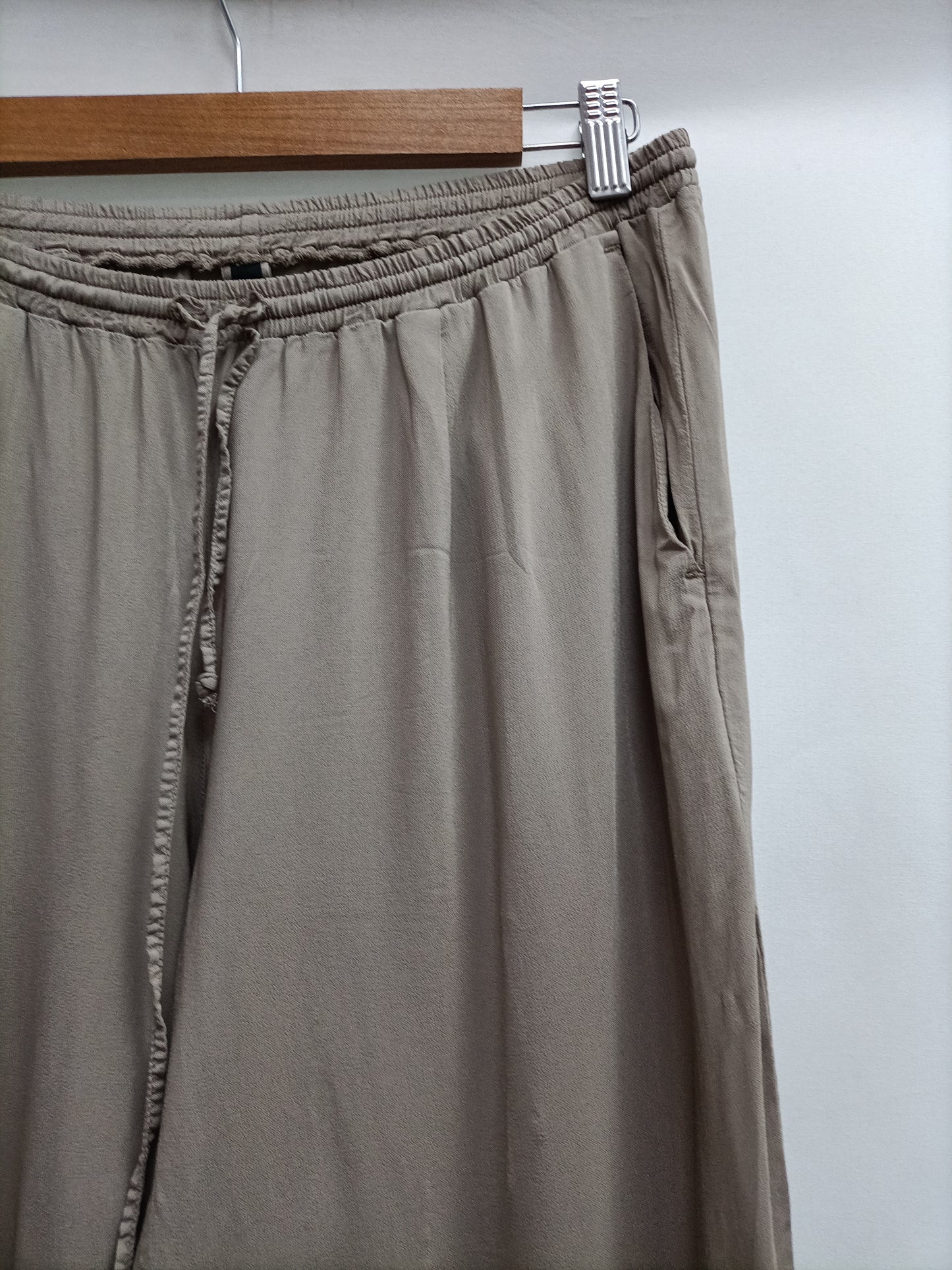 EUROPEAN CULTURE. Pantalón fluido beige T.s