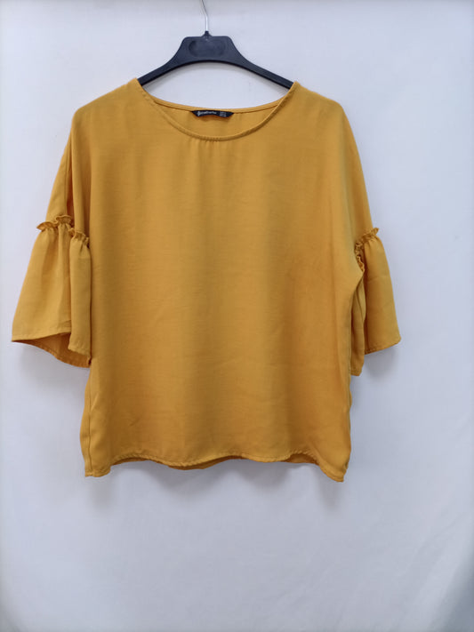 STRADIVARIUS. Blusa fluida mostaza T.s