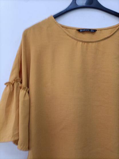 STRADIVARIUS. Blusa fluida mostaza T.s