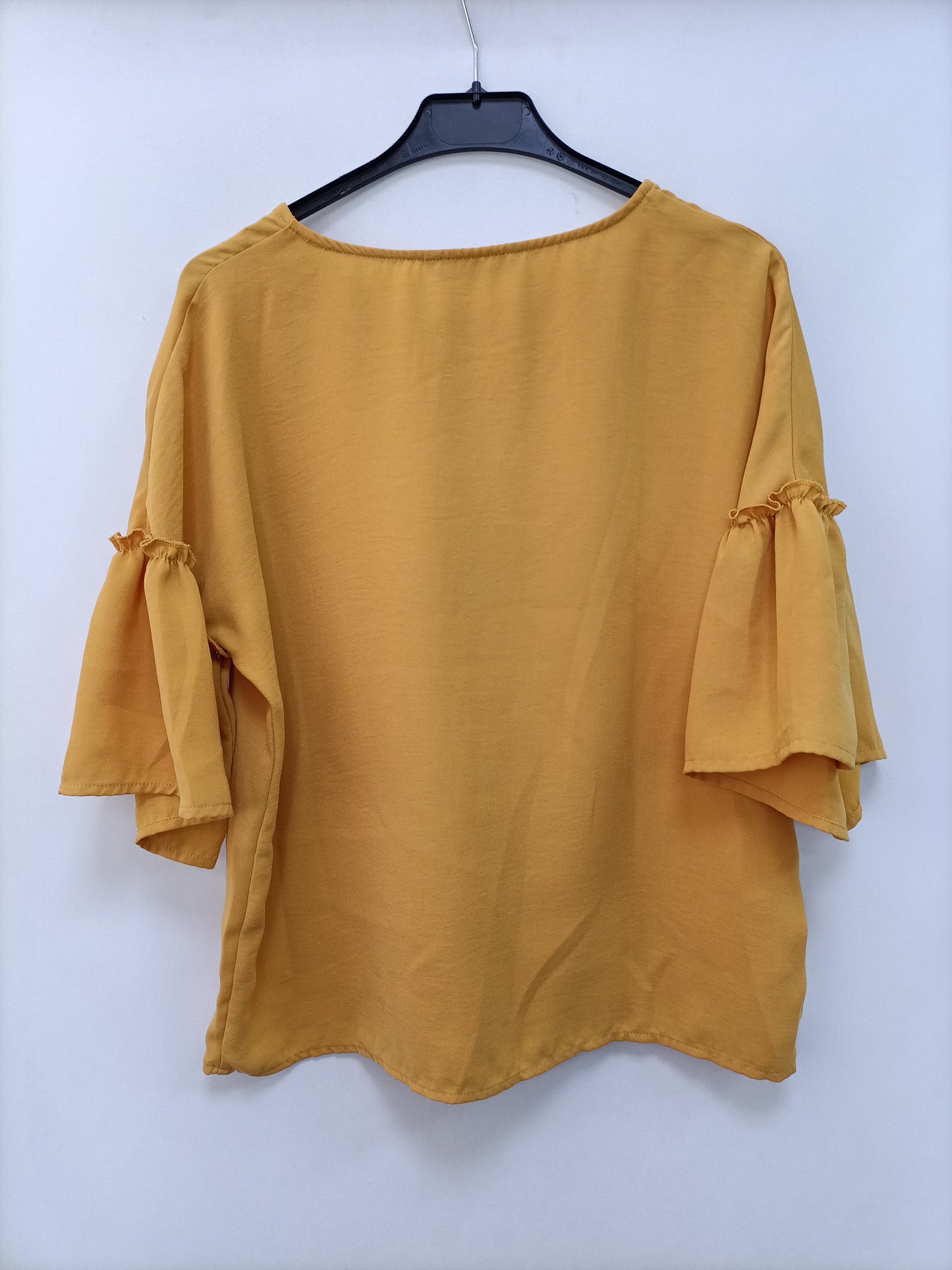 STRADIVARIUS. Blusa fluida mostaza T.s