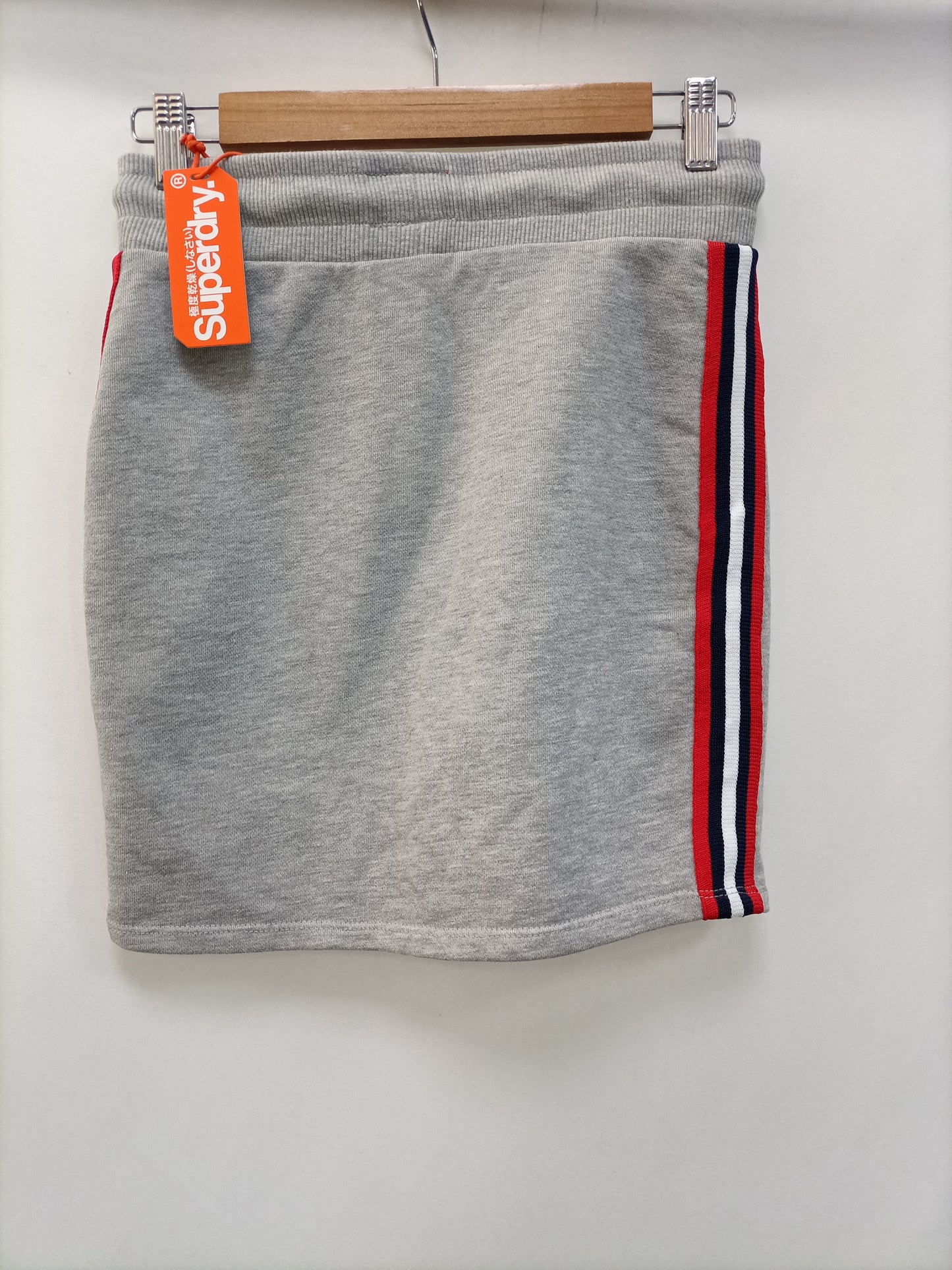 SUPERDRY. Falda gris parches T.xs