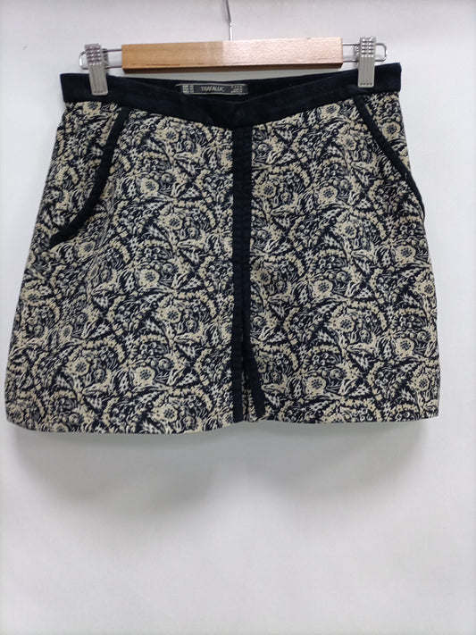 ZARA. falda negra flores T.xs (TARA)