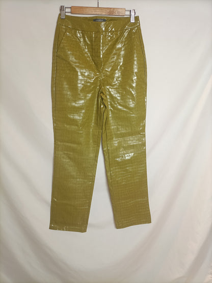 PRIMARK. Pantalón verde polipiel T. 38