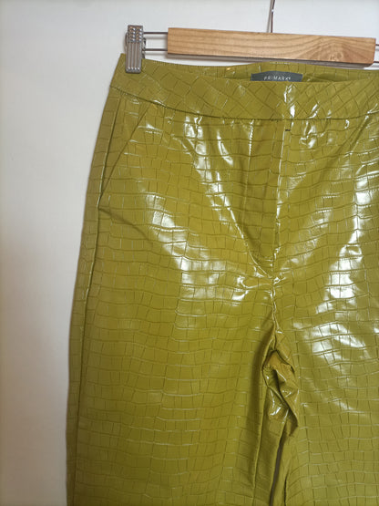 PRIMARK. Pantalón verde polipiel T. 38