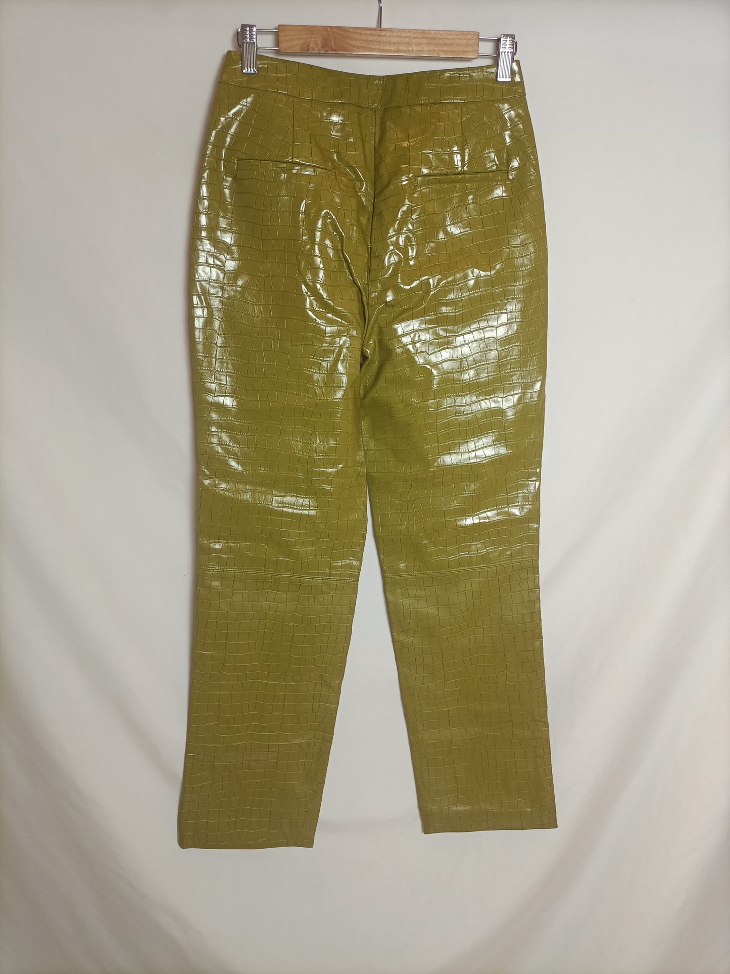 PRIMARK. Pantalón verde polipiel T. 38