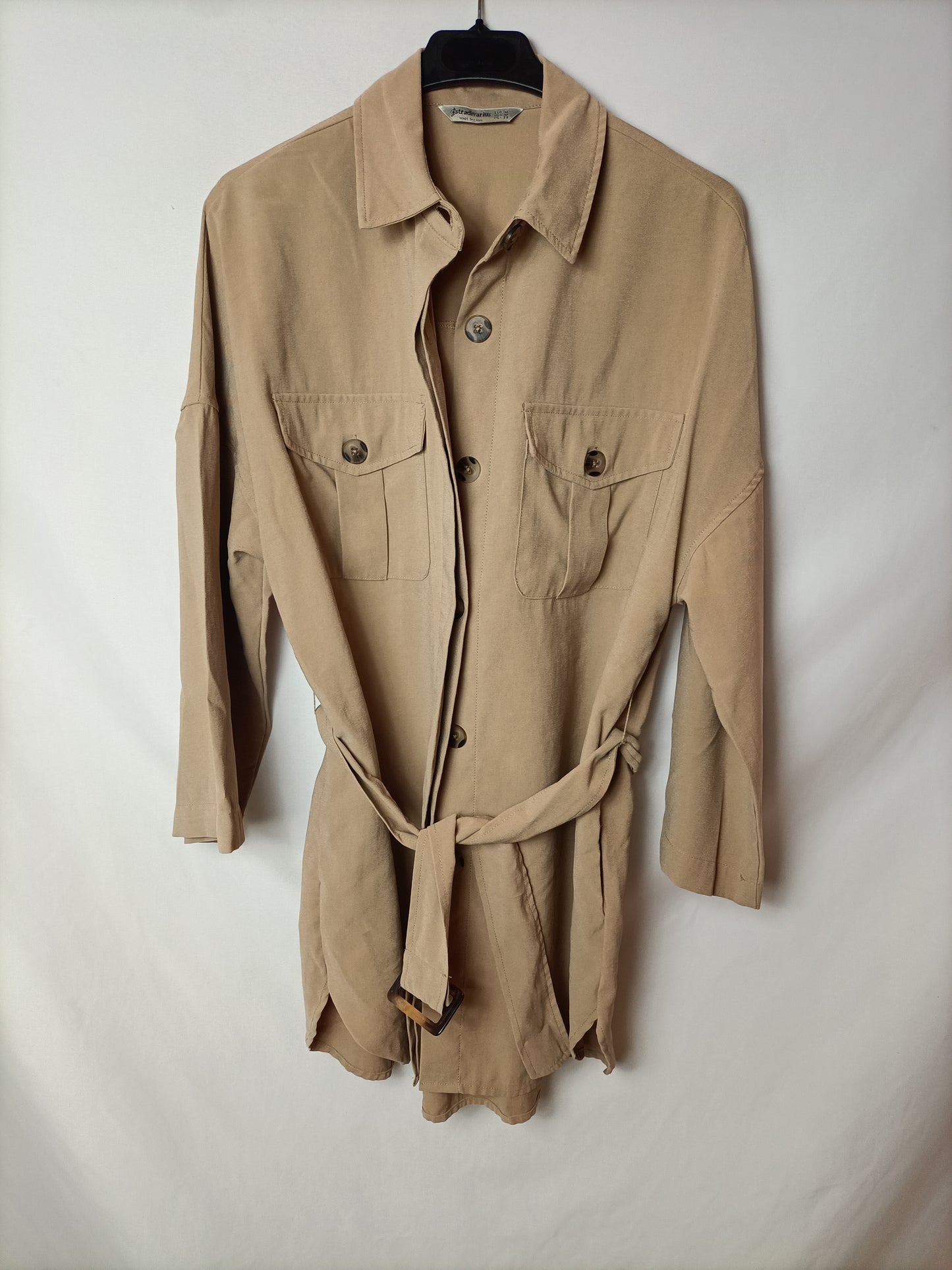 STRADIVARIUS. Chaqueta fina beige T. M