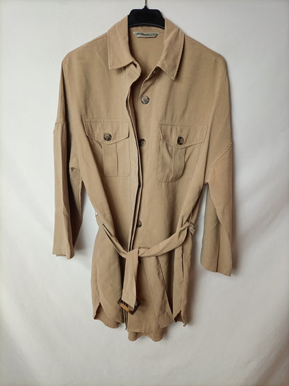 STRADIVARIUS. Chaqueta fina beige T. M