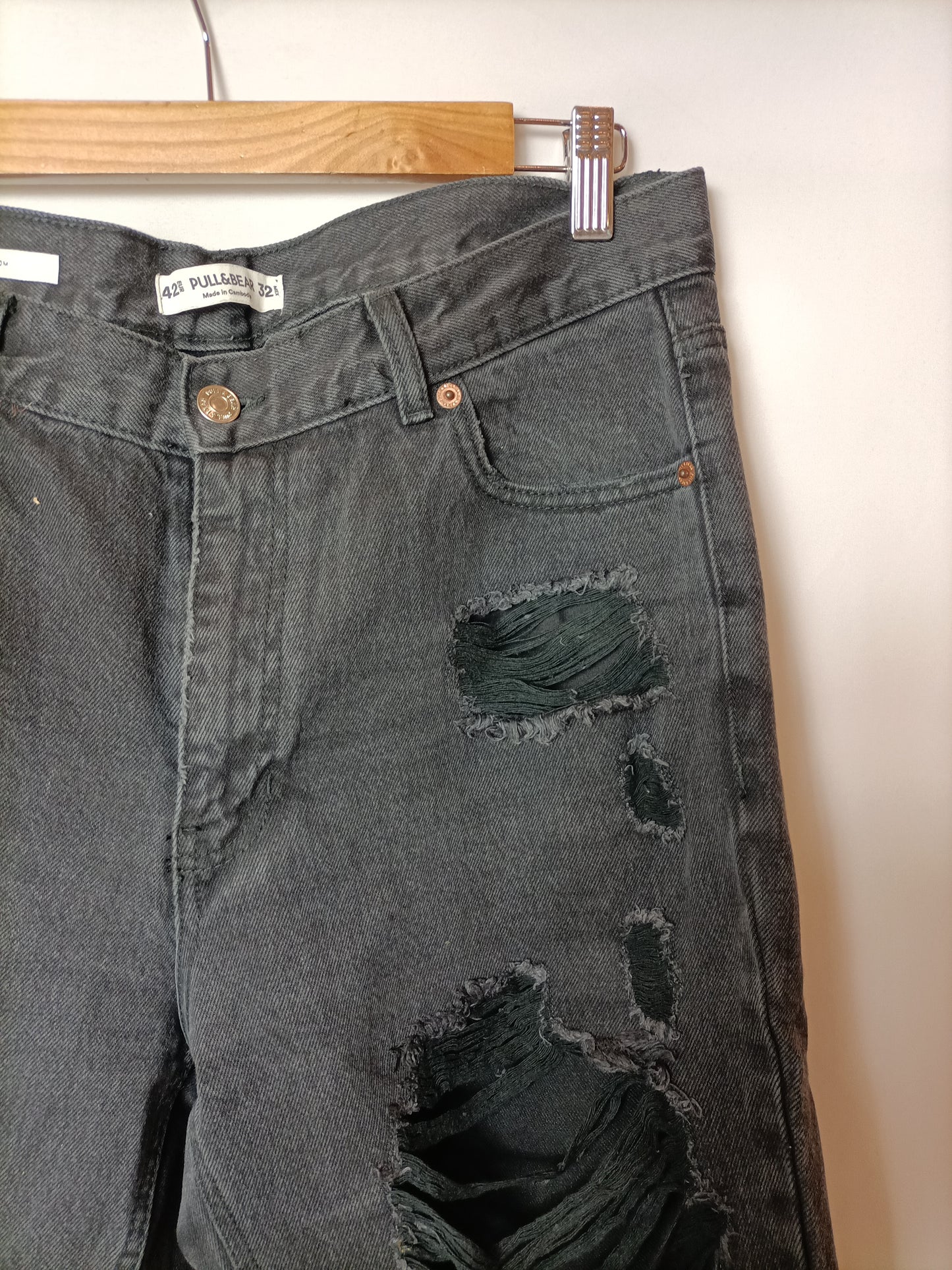 PULL&BEAR. Pantalón vaquero negro  T.42