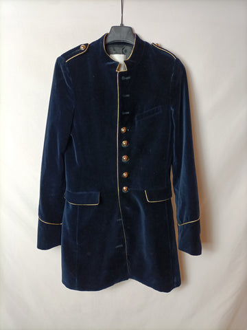 La chaqueta de terciopelo azul de Mango de los mil looks de Navidad que  necesitas en tu armario