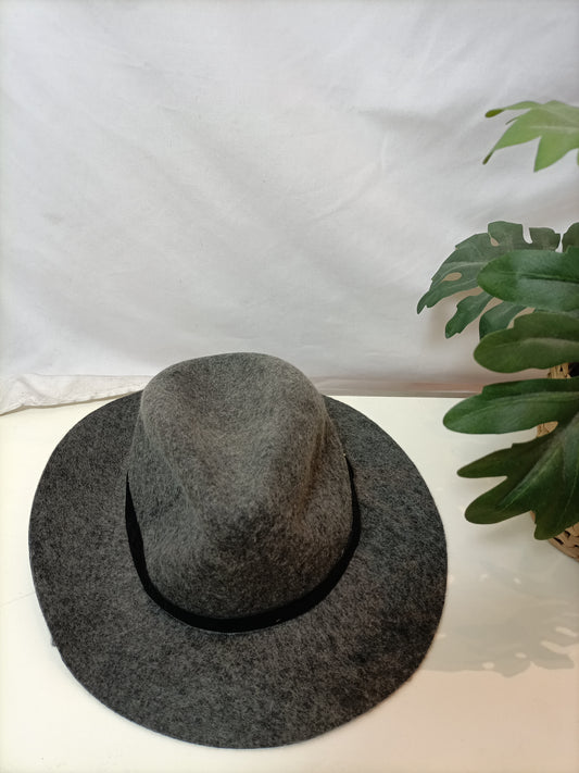 MANGO. Sombrero gris Tu