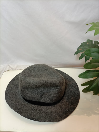 MANGO. Sombrero gris Tu