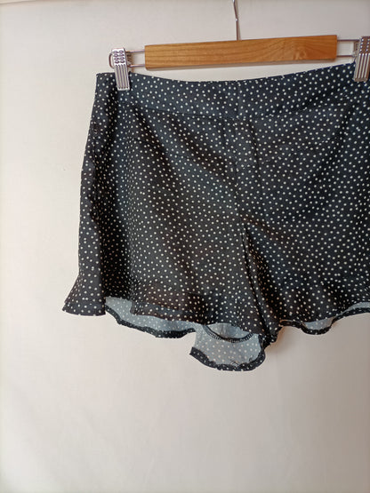 OTRAS. Shorts negro lunares T.(36)