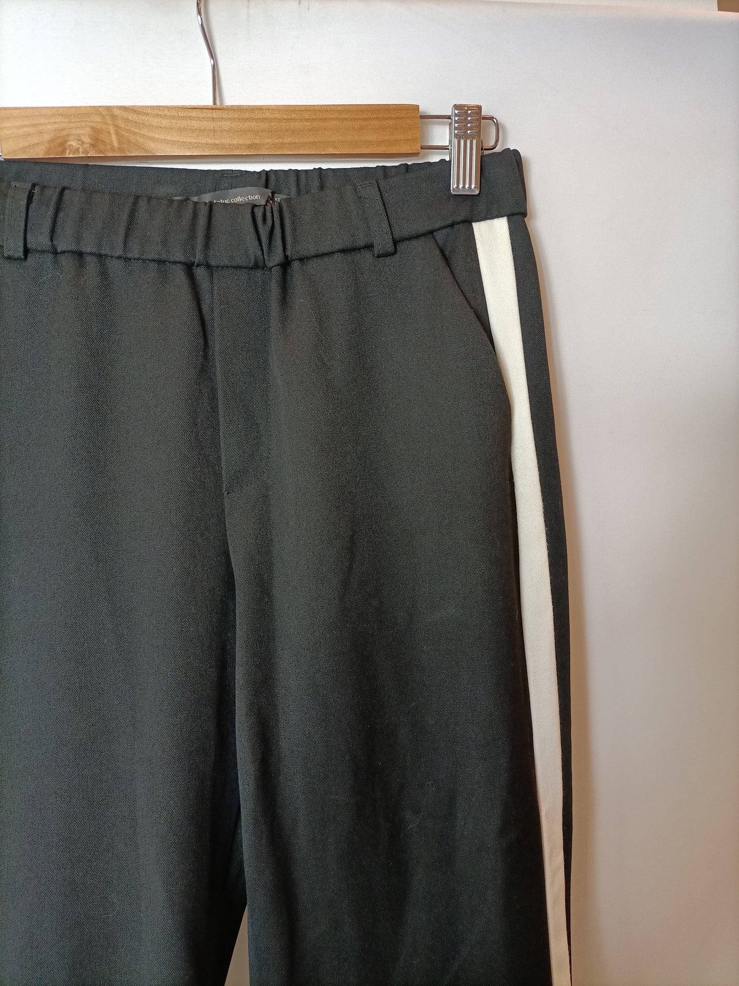 ZARA. Pantalón negro raya T.xs