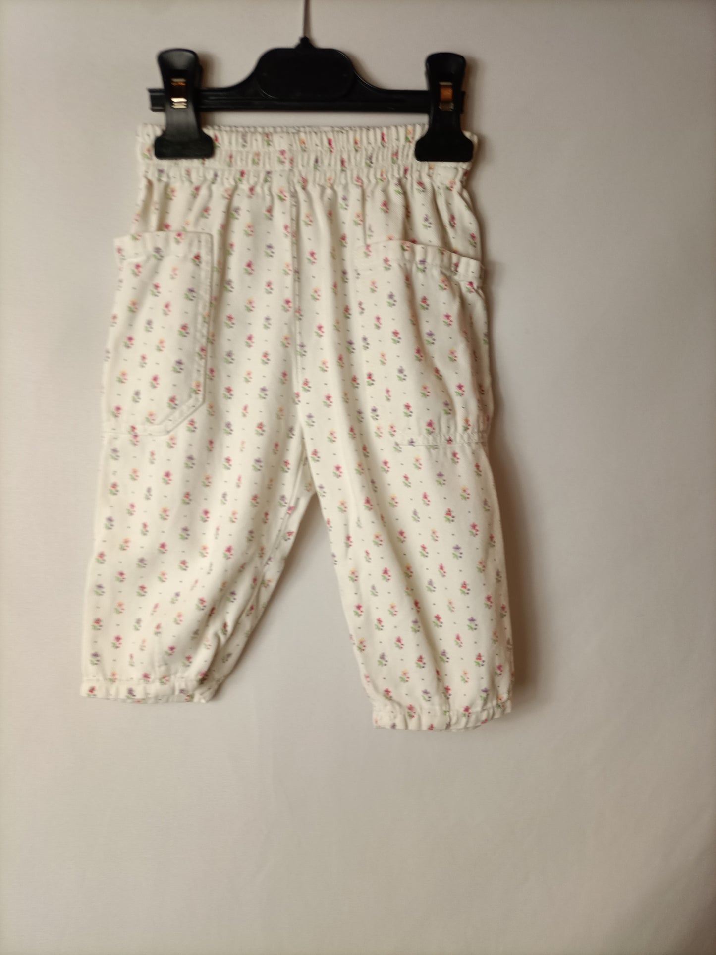 ZARA. Pantalón denim flores. T.9-12 meses