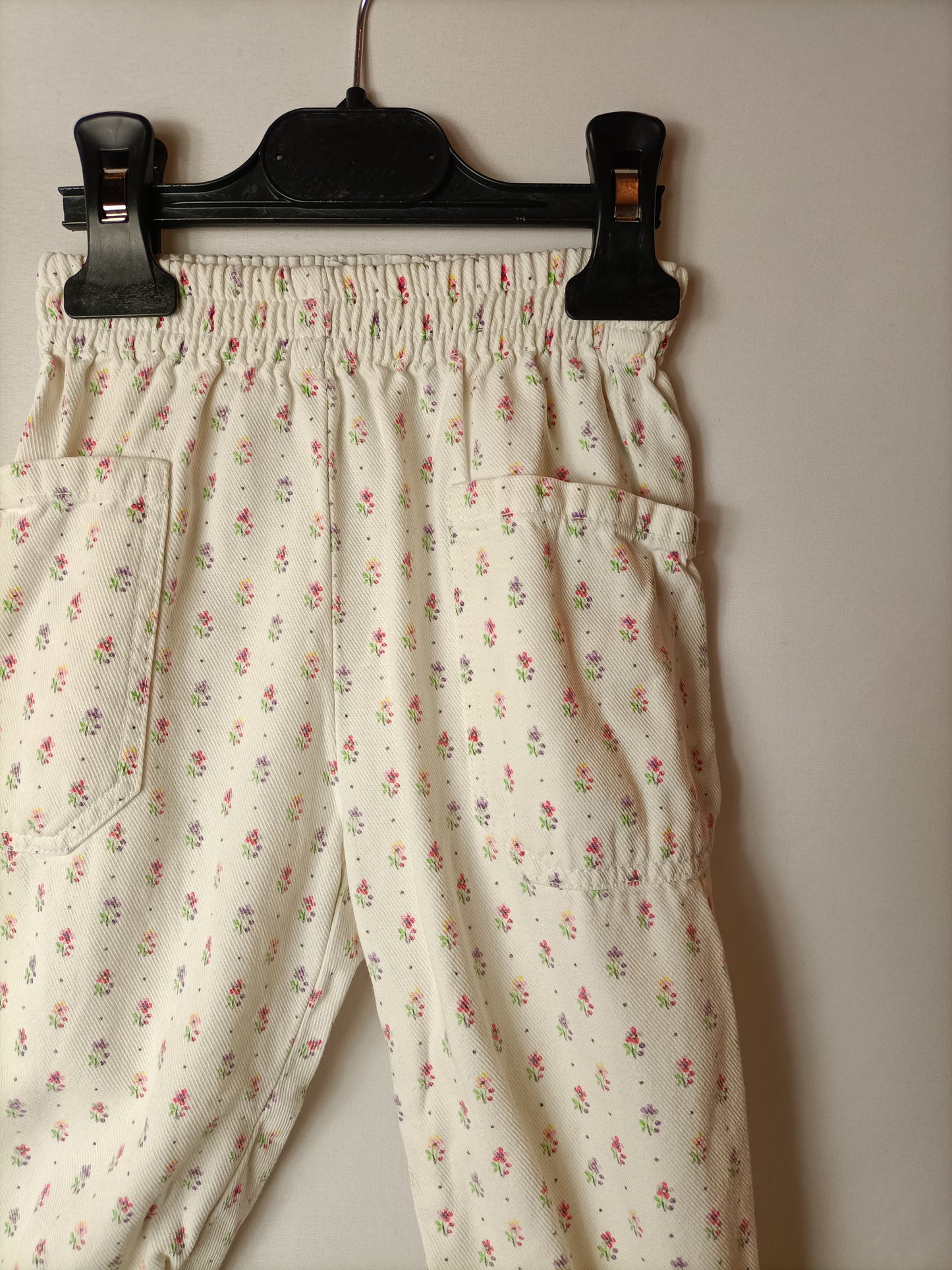 ZARA. Pantalón denim flores. T.9-12 meses