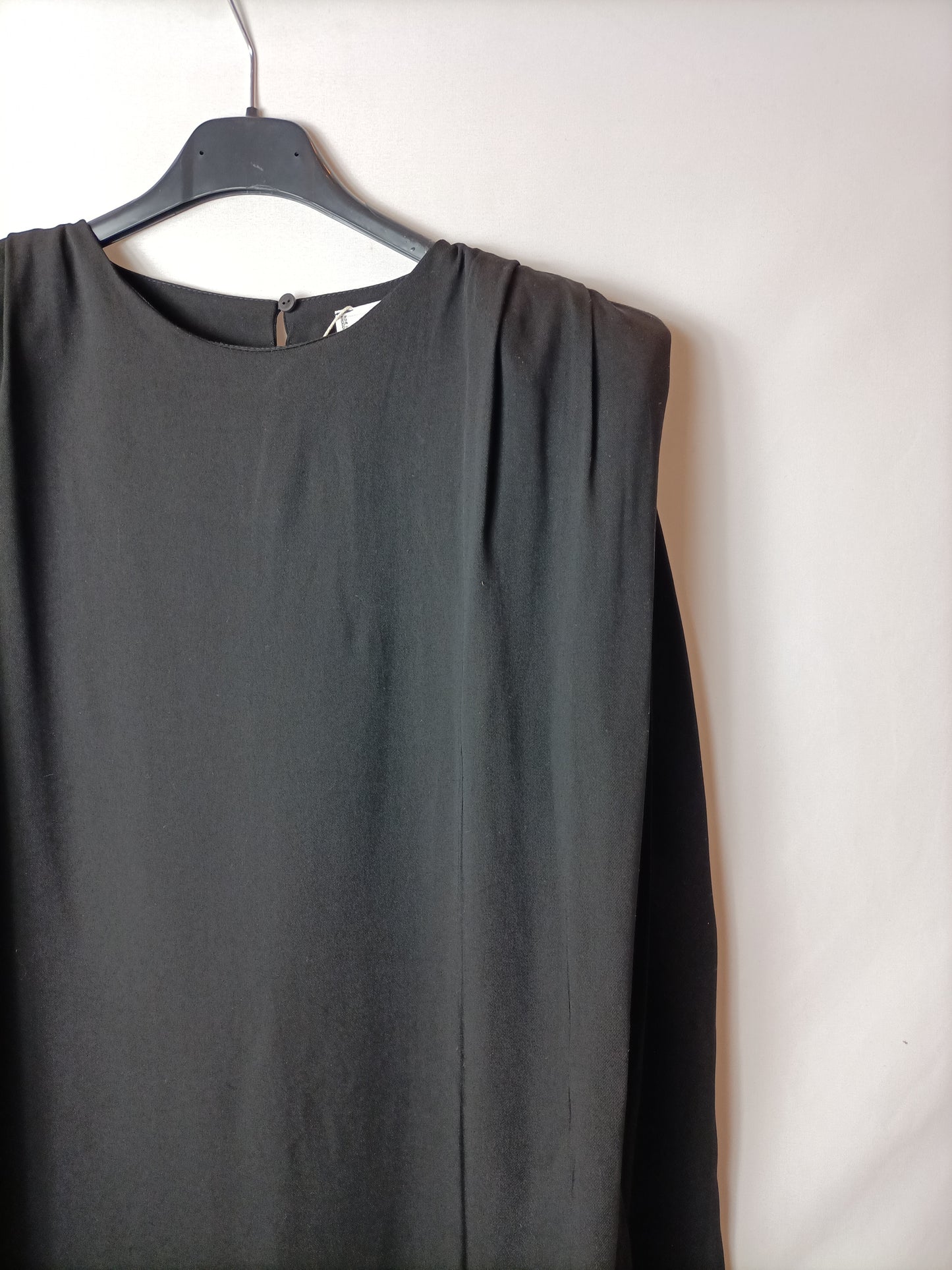 MANGO. Vestido negro hombreras T.s