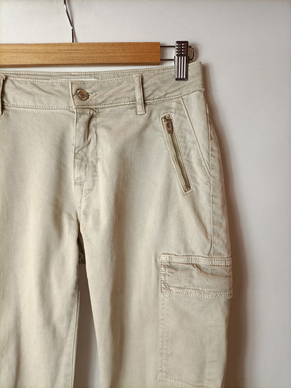 ZARA. Pantalón beige bolsillos T.34