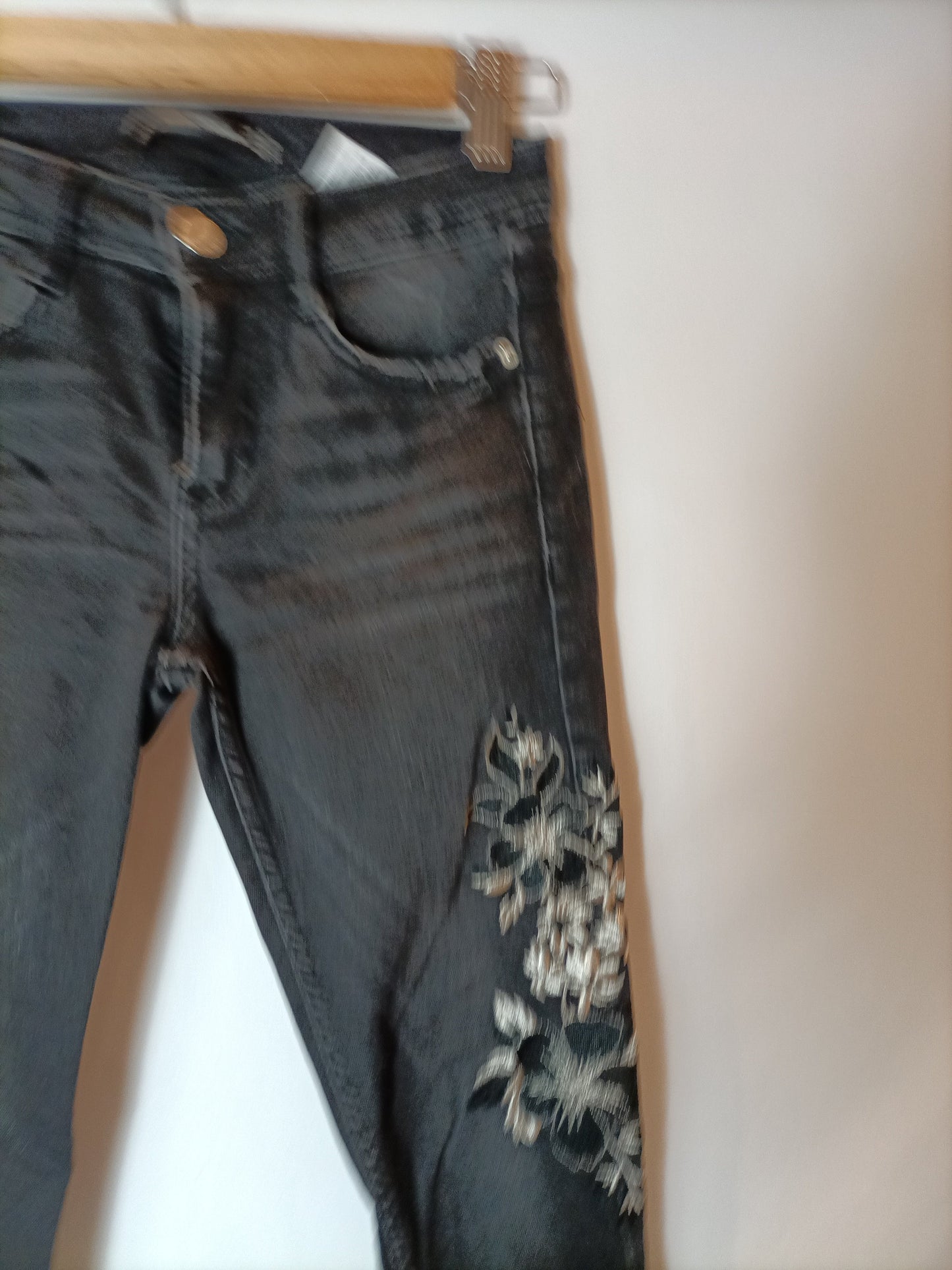 ZARA. Pantalón negro bordado T.34