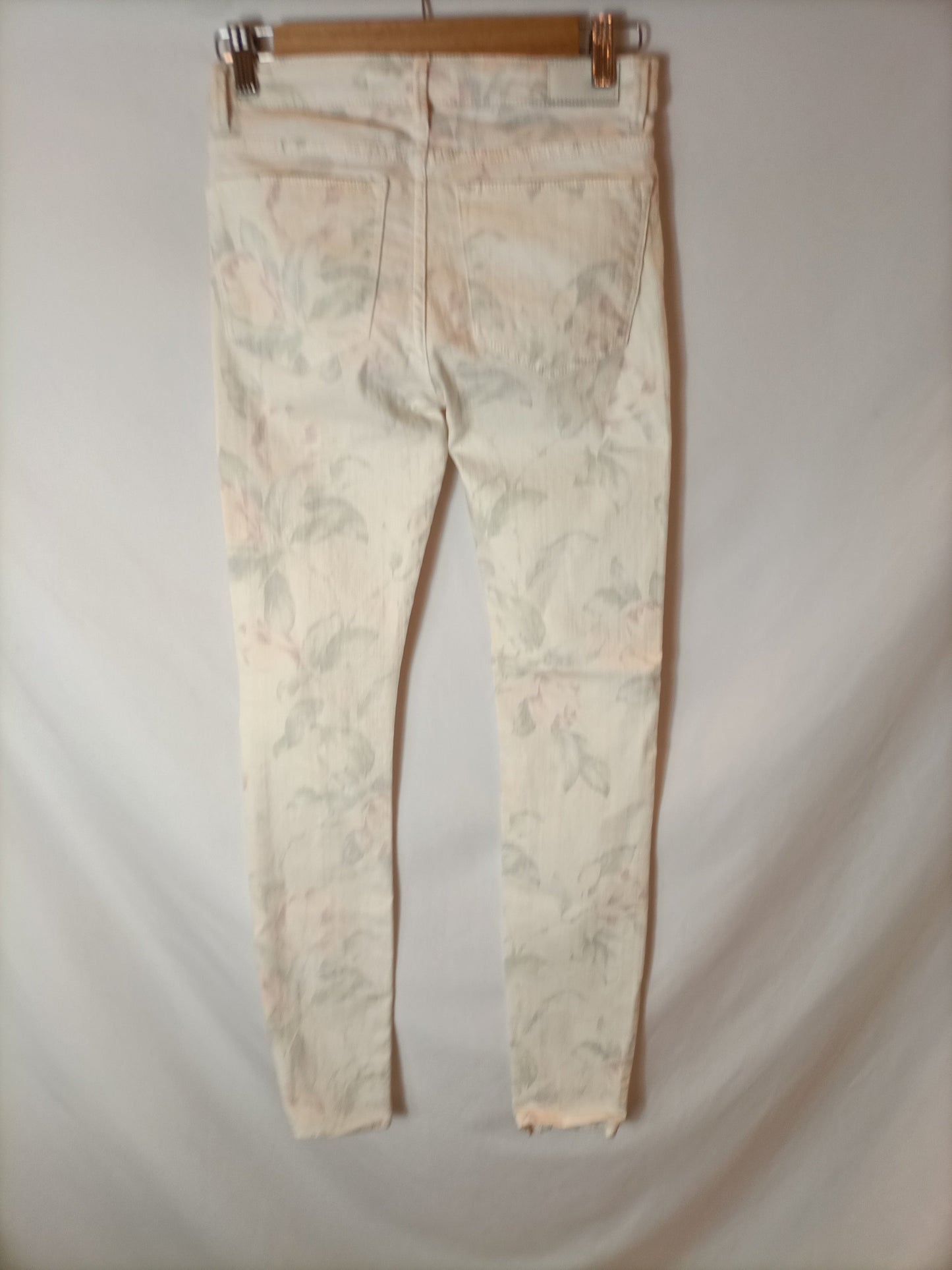 ZARA. Pantalones beige flores T.34