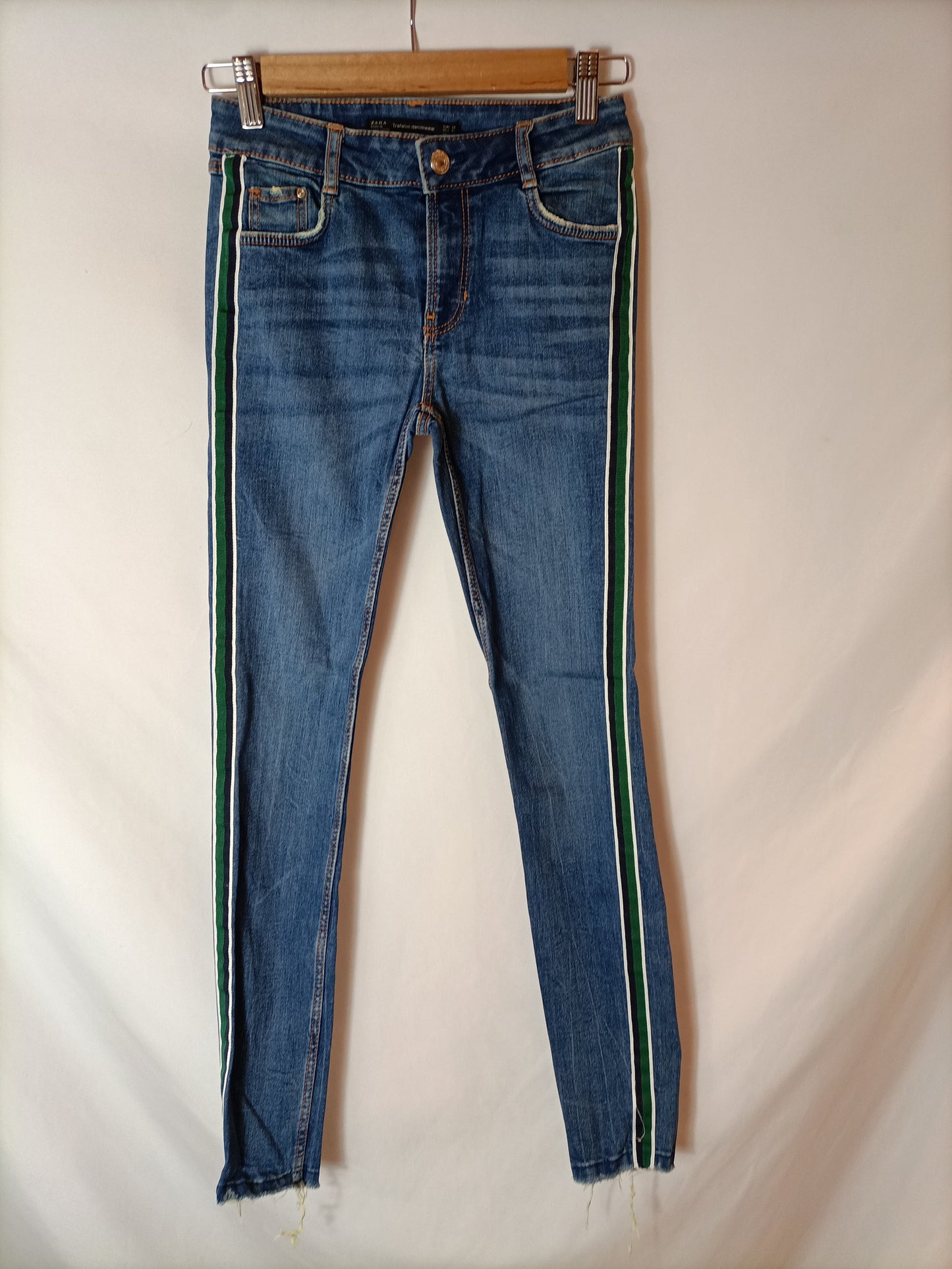 ZARA. Pantalón denim raya lateral T.34