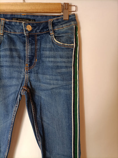 ZARA. Pantalón denim raya lateral T.34