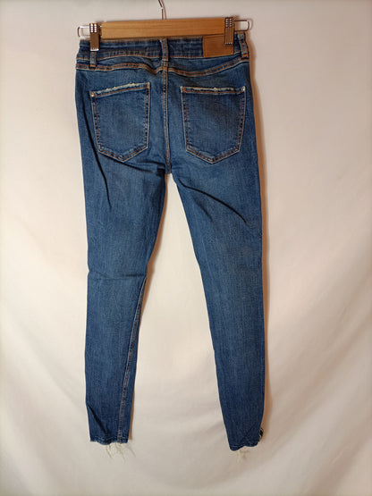 ZARA. Pantalón denim raya lateral T.34