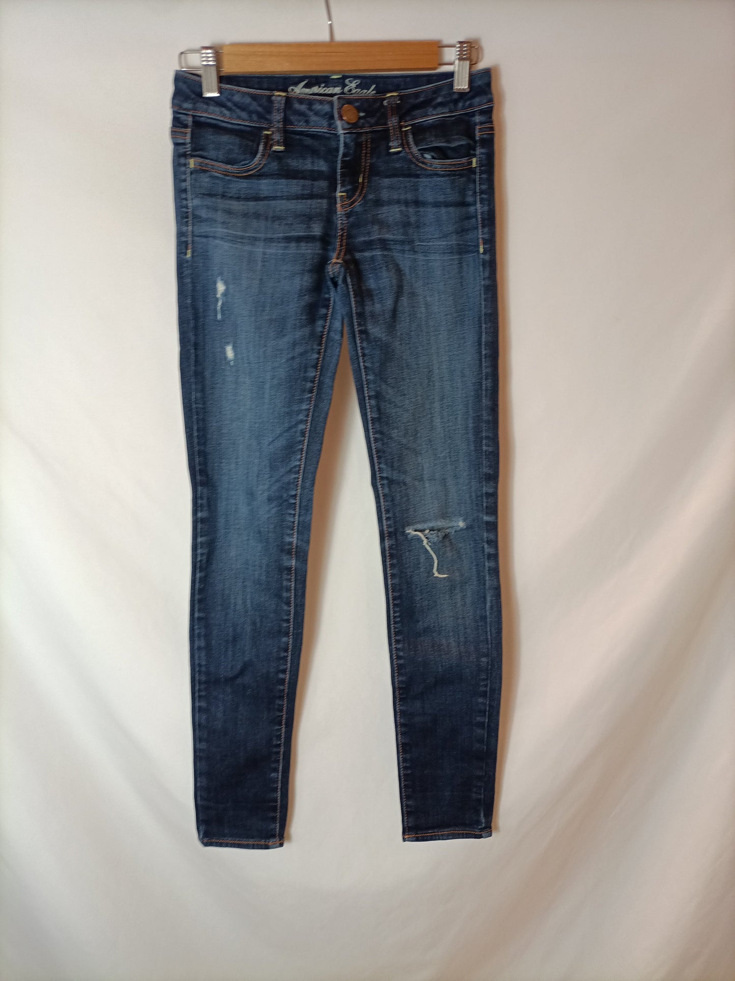 AMERICAN EAGLE. Pantalón denim oscuro T.0(34)