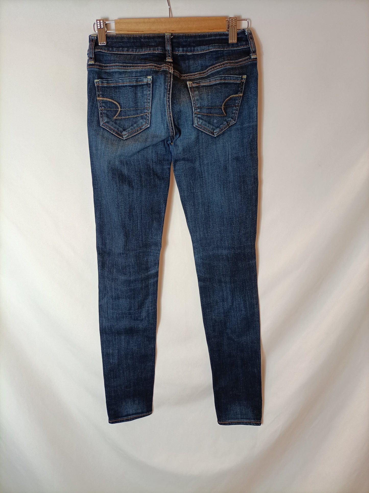 AMERICAN EAGLE. Pantalón denim oscuro T.0(34)