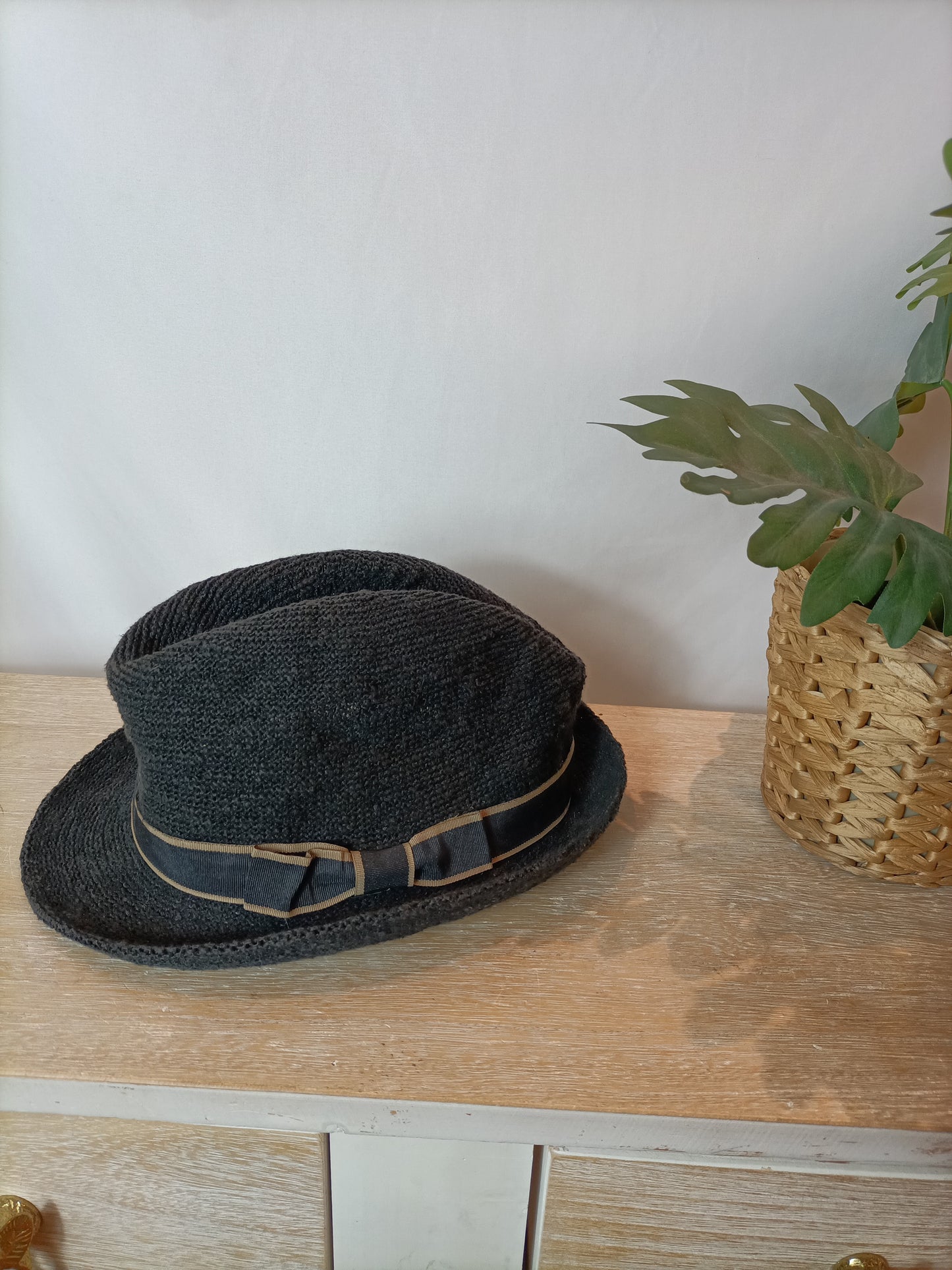 ACCESSORIES. Gorro negro