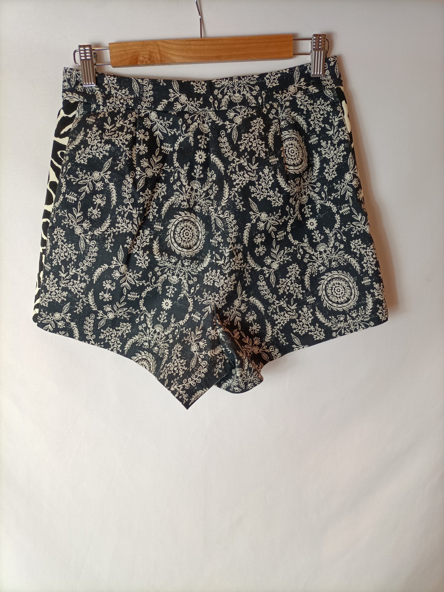 PINKO. Shorts negro estampado  T.36