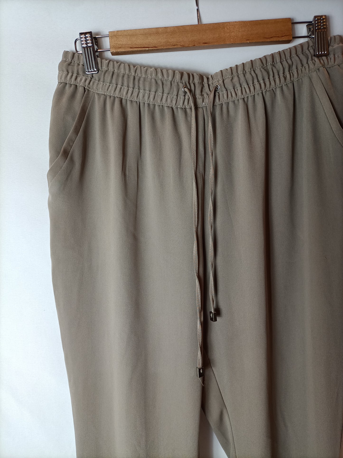 MANGO. Pantalón fluido beige T.m