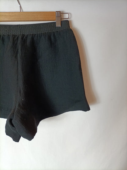 MAJE. Shorts negro elástico T.34