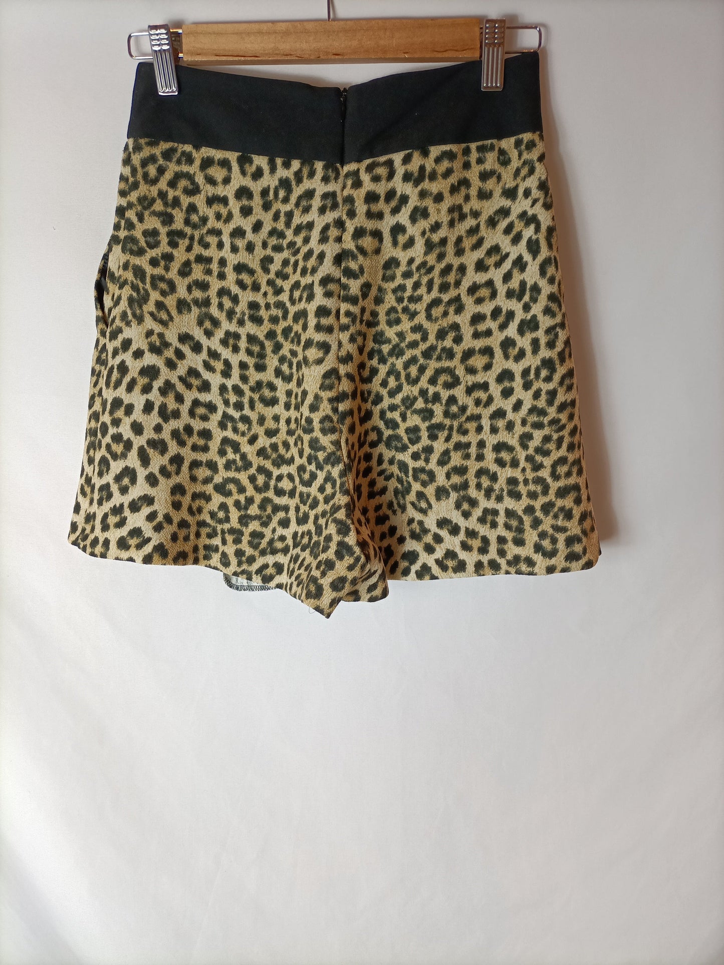 ZARA. Bermudas efecto falda animal print. T.XS