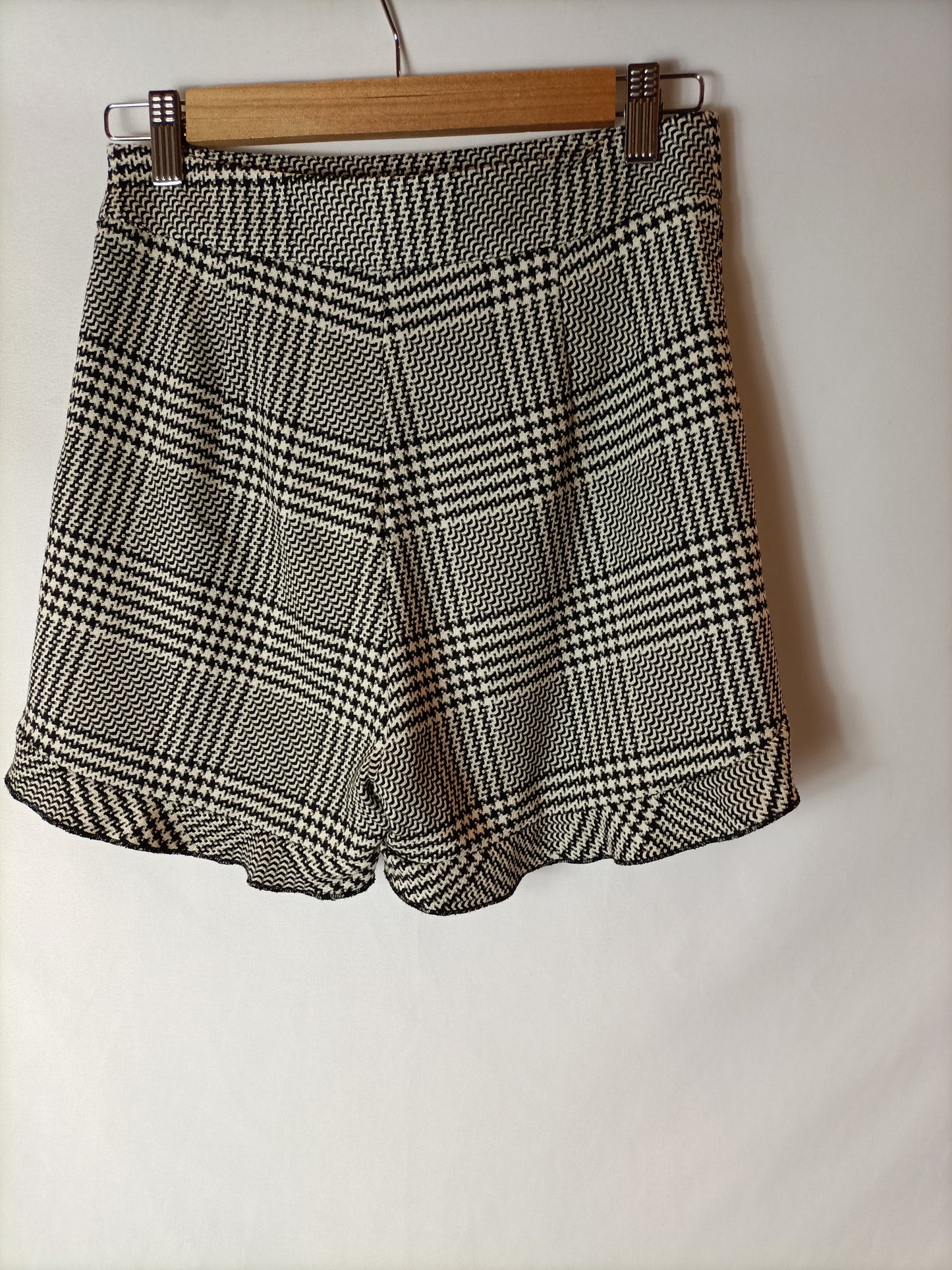 ZARA. Shorts cintura alta volante. T.XS