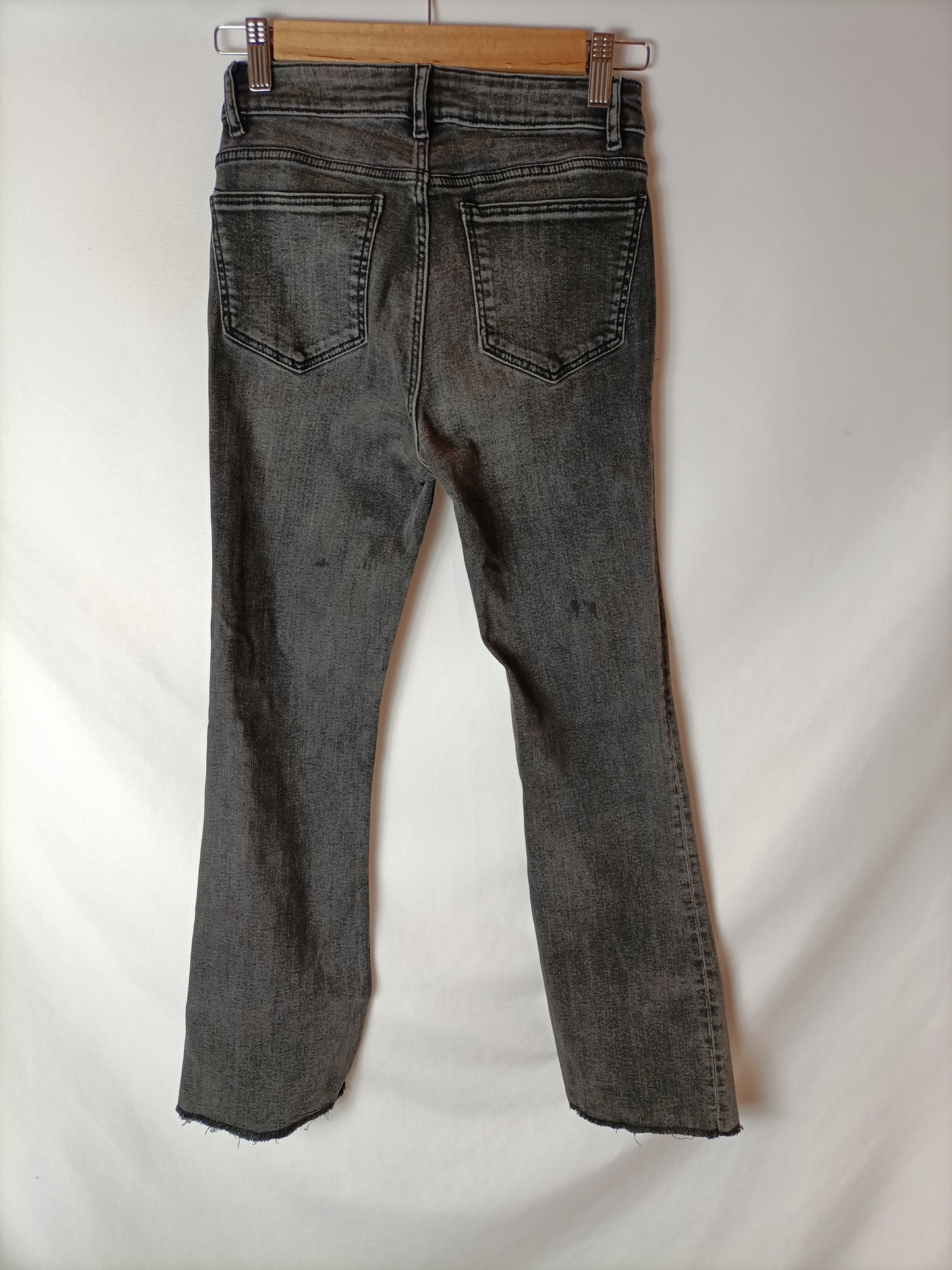 OTRAS. Denim crop ligeramente acampanado gris oscuro T.34