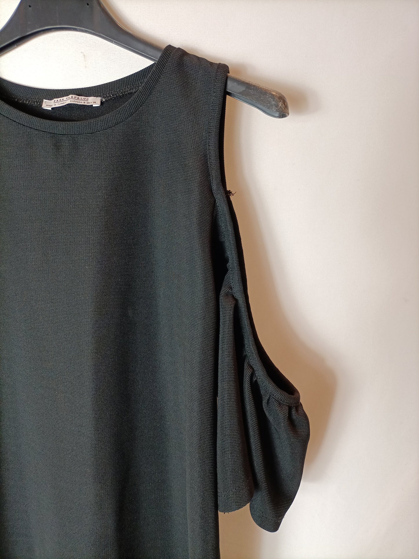 ZARA. Vestido negro hombros T.s