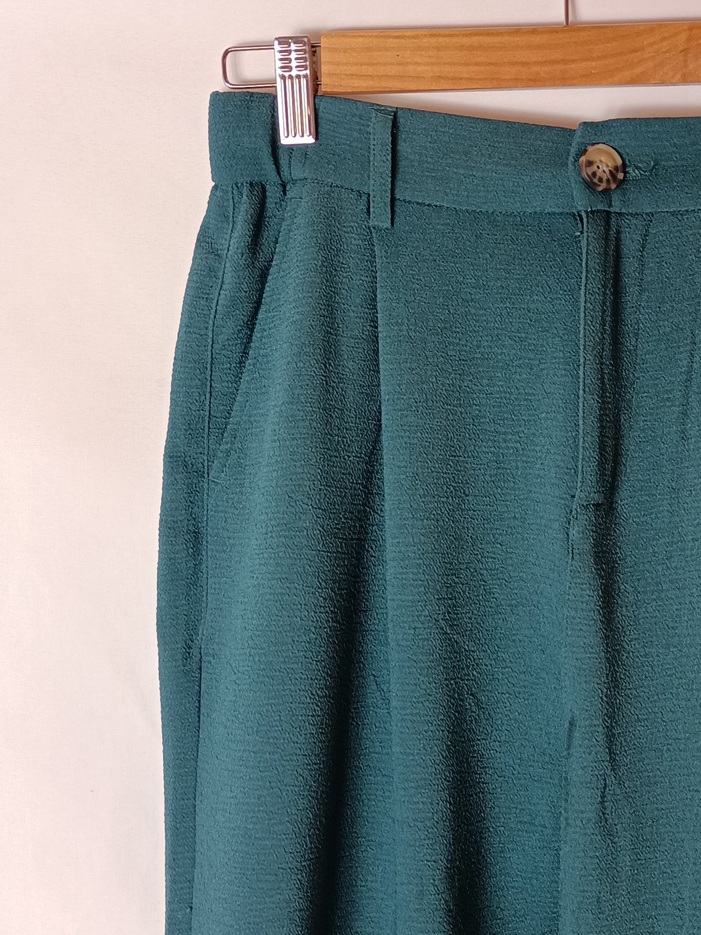 PULL&BEAR. Pantalón verde pinza. T S