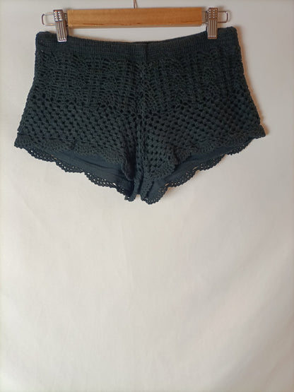 H&M. Short croché negro. T 36